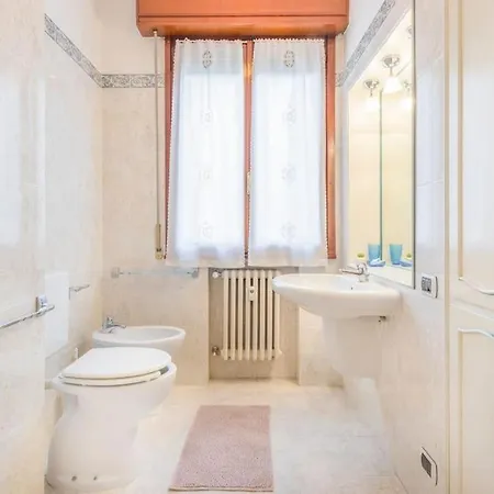 Drake's Royal - Centre & Train Station