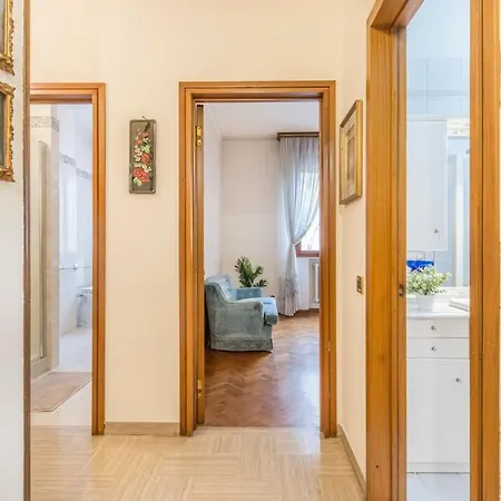 Drake's Royal - Centre & Train Station * Modène