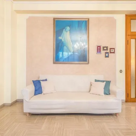 Drake's Royal - Centre & Train Station Modène