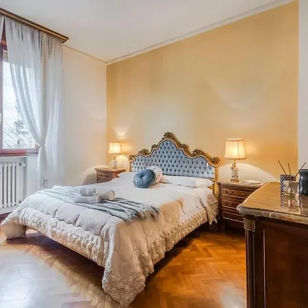 Drake's Royal - Centre & Train Station *