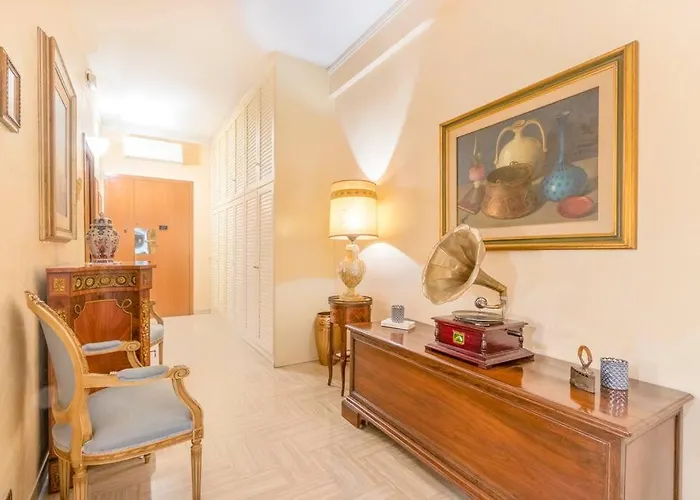 Drake's Royal - Centre & Train Station Modena