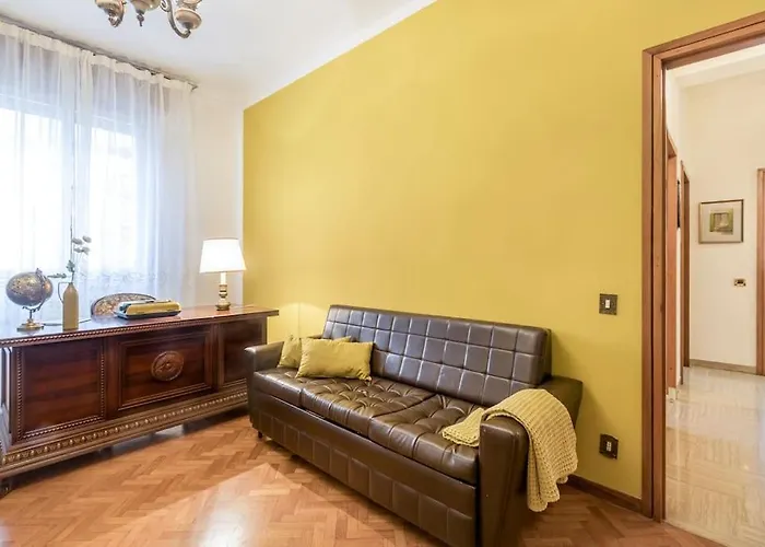 Drake's Royal - Centre & Train Station *